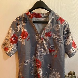 Short-sleeved floral top